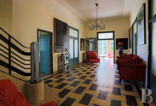 En Saône-et-Loire, à Mâcon, une villa et son jardin entièrement de style Art déco - photo  n°12